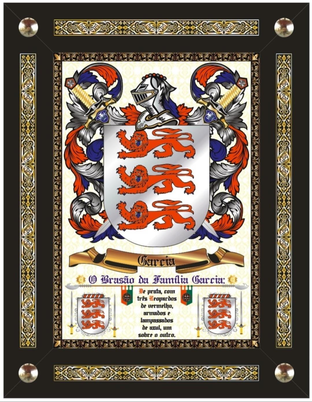Brasão da família Garcia, com escudo prateado e três figuras heráldicas vermelhas.